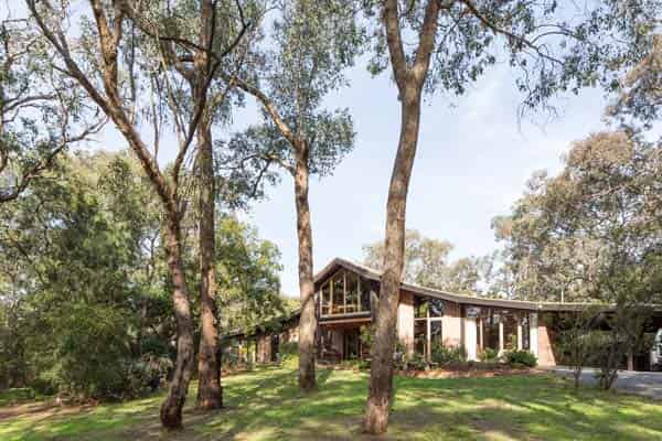164 Mount Pleasant Rd Rd Eltham. VIC 3095 Mud brick house designed by Alistair Knox.