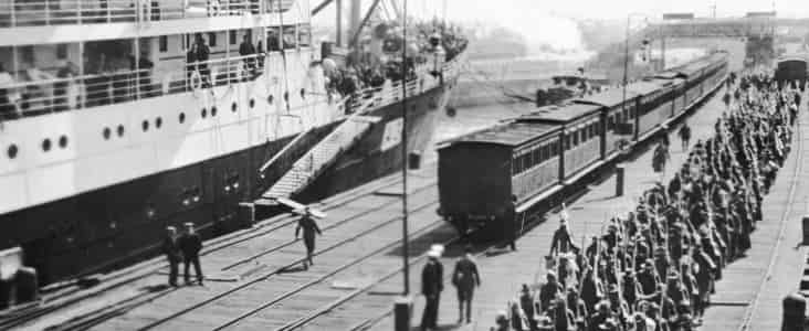 Victorian infantry embarking on HMAT Hororata (A20), at the Port Melbourne pier. At left is HMAT Orvieto