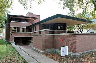 The Robie House on the University of Chicago campus (1909)