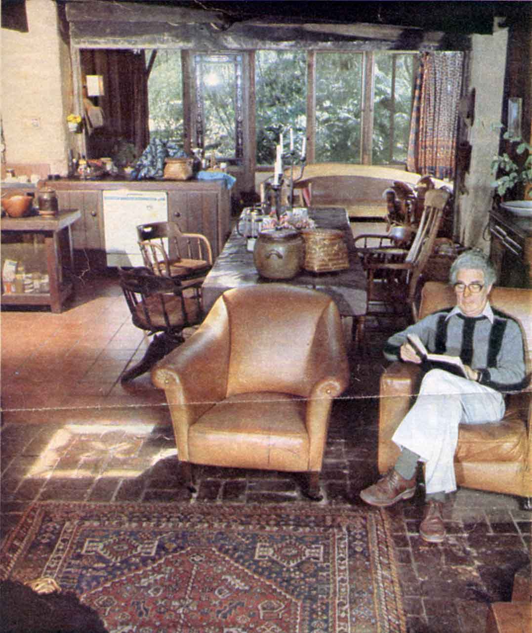 Alistair Knox In the lounge room of his mudbrick home in Eltham, Melbourne.