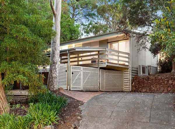 20 Lisbeth Ave, Donvale. VIC 3111. Part of the Hillcrest Estate designed and built by Alistair Knox built circa 1958