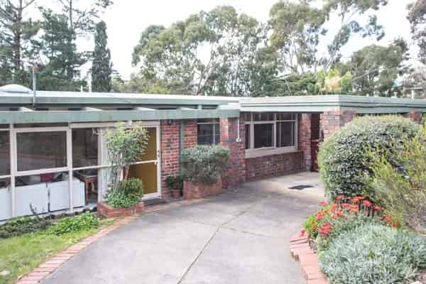 Field house, 49 Lisbeth Ave, Donvale. VIC 3111. Part of the Hillcrest Estate dsigned and built by Alistair Knox job number D9 circa 1958.