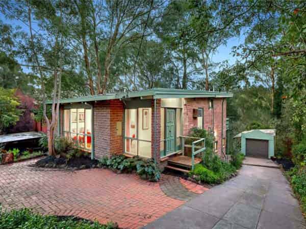 67 Lisbeth Ave, Donvale. VIC 3111. Part of the Hillcrest Estate designed and built built circa 1958 by Alistair Knox