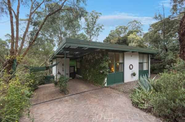 England House, 69 Lisbeth Ave, Donvale. VIC 3111. House designed by Alistair Knox as part of the Hillcrest Estate, job number D13, built circa 1958
