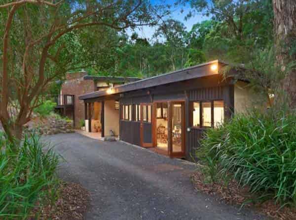 McMillan house, 8 Wild Cherry Dve, Eltham. VIC 3095. Mud brick house designed by Alistair Knox. Job number 354