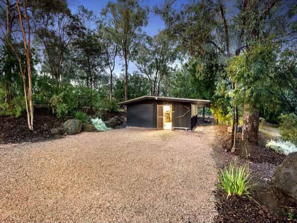 Young house, 26 Belinda Avenue, Research, Vic 3095. Mud brick house designed by Alistair Knox. Job number 849