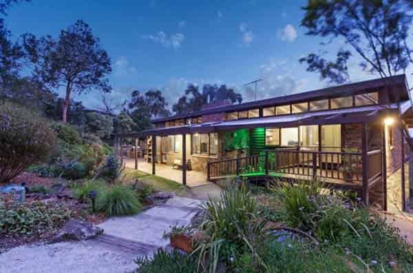 19 Floods Road Warrandyte North, Vic 3113. Designed by Alistair Knox